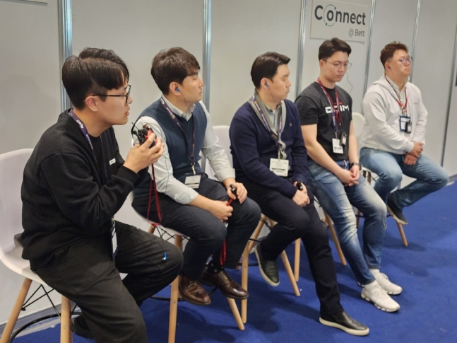 ▲29일(현지시간) 영국 런던에서 열린 벳(Bett·British Educational Training and Technology)쇼에서 한국 에듀테크 스타트업 관계자들이 취재진과 간담회를 하고 있다. (교육부 출입기자 공동취재단)