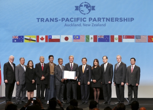 ▲환태평양경제동반자협정(TPP) 참가국 대표들이 2016년 2월 4일 뉴질랜드 오클랜드에서 협정문 조인식을 가진 후 협정문을 들고 포즈를 취하고 있다. 오클랜드/AP뉴시스
