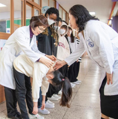 ▲서울 용산구 내 이태원 초등학교 학생들이 척추측만증 검사를 받고 있다.  (자료제공=용산구)