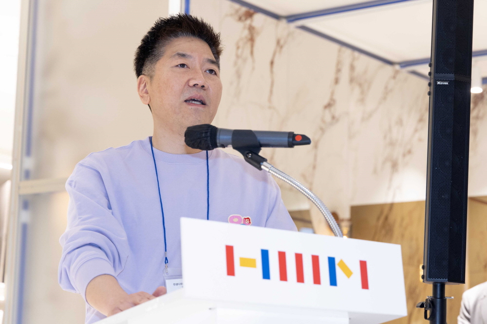 ▲김진태 한샘 대표이사가 30일 서울 문정역 인근 ‘르피에드 오피스텔’에서 열린 ‘한샘디자인파크 송파점’ 오픈 미디어데이에서 관련 설명을 하고 있다.  (사진제공=한샘)