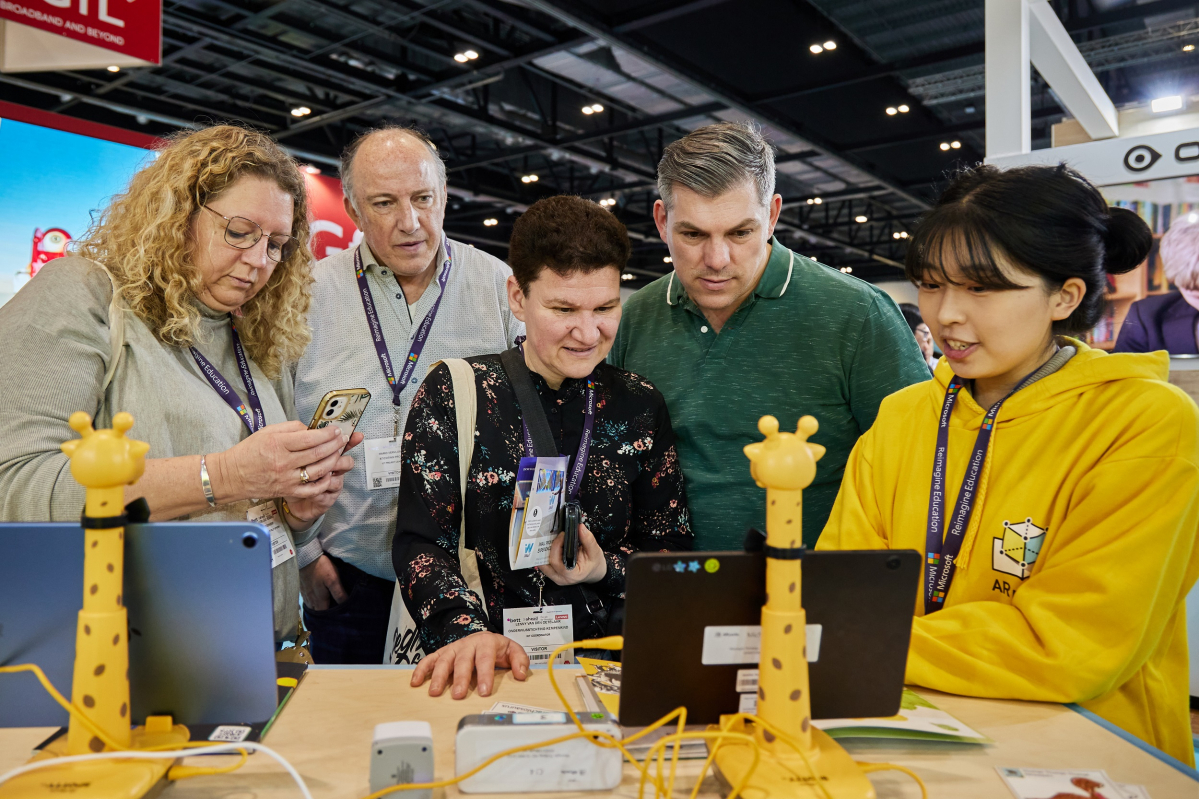 ▲이달 29일부터 31일까지 영국 엑셀 런던에서 열리는 ‘Bett 2023’에서 참관객들이 AR피디아 제품을 체험 중이다. (사진제공=웅진씽크빅)