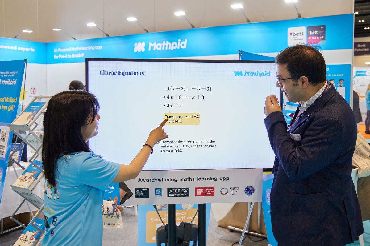 ▲이달 29일부터 31일까지 영국 엑셀 런던에서 열리는 ‘Bett 2023’에서 참관객들이 매쓰피드 제품을 체험 중이다. (사진제공=웅진씽크빅)