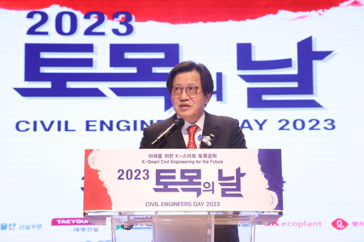 ▲30일 건설회관에서 열린 ‘제26회 토목의 날’ 행사에서 허준행 회장이 기념사를 하고 있다. (사진제공=대한토목학회)