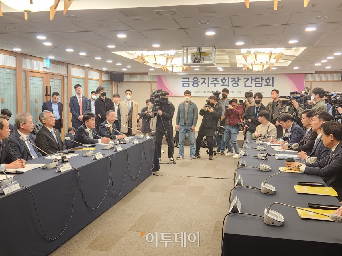 ▲김주현 금융위원장과 이복현 금융감독원장은 31일 프레스센터에서 임종룡 우리금융지주 회장 등 5대 금융지주 회장단, 은행연합회장과 만나 간담회를 진행했다. (손희정 기자 sonhj1220@)