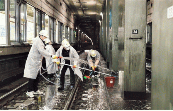 ▲서울교통공사가 지하철 내 터널 구간 청소를 진행한다. (자료제공=서울교통공사)