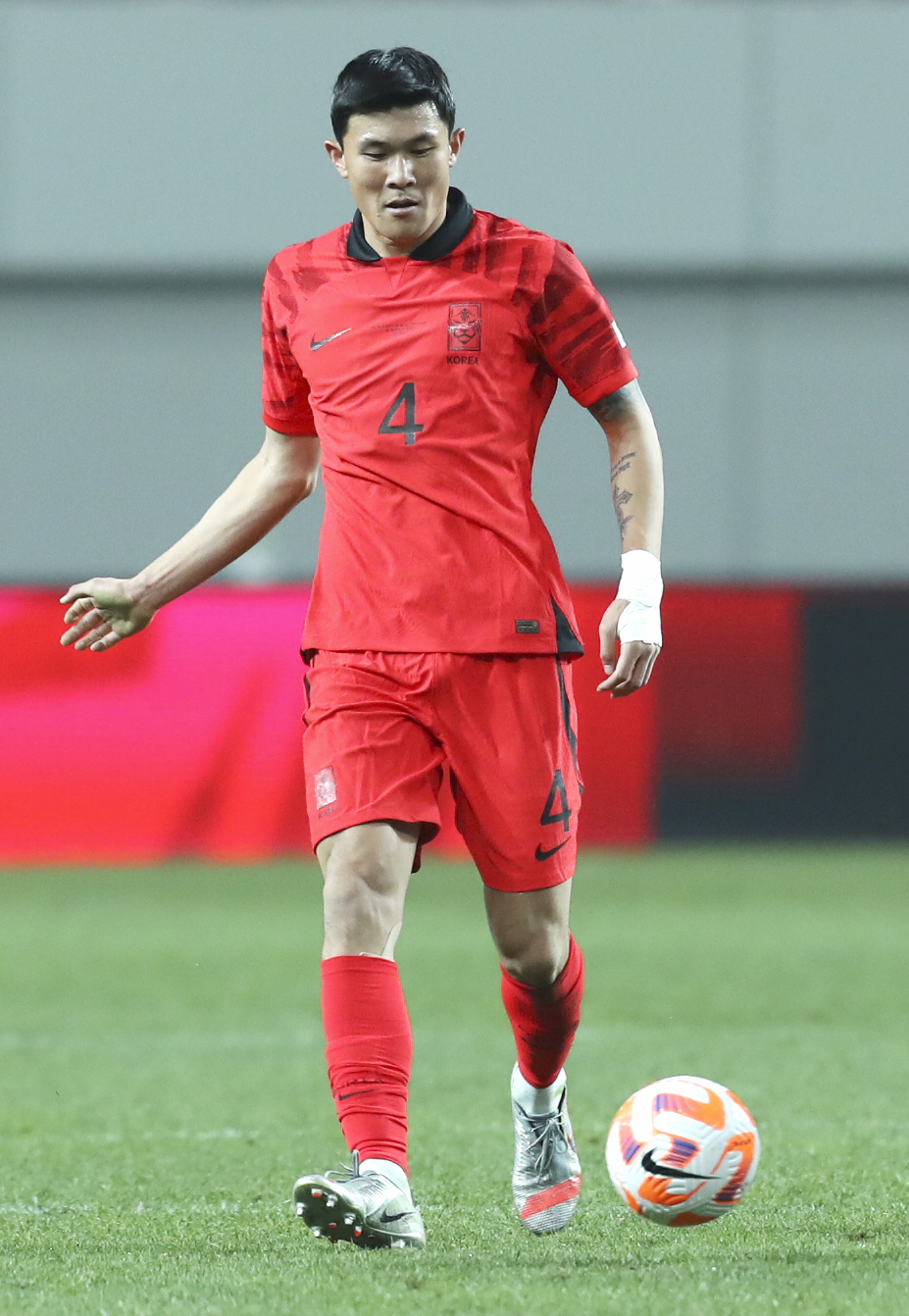 ▲국가대표 평가전 대한민국과 우루과이의 경기에서 패스 중인 김민재(뉴시스)
