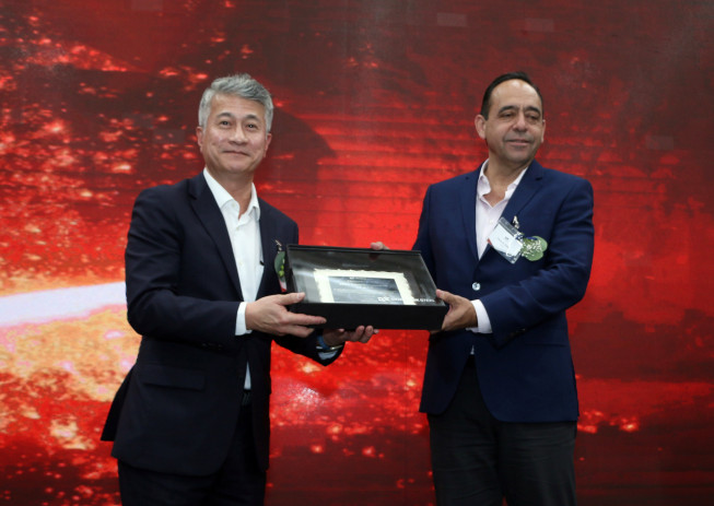 ▲30일(현지시간) 동국제강 멕시코 께레따로 제2코일센터 준공식에서 장세욱 부회장이 코일센터가 입주해있는 FINSA 공단 관계자에게 감사패를 전달하고 있다. (사진제공=동국제강)