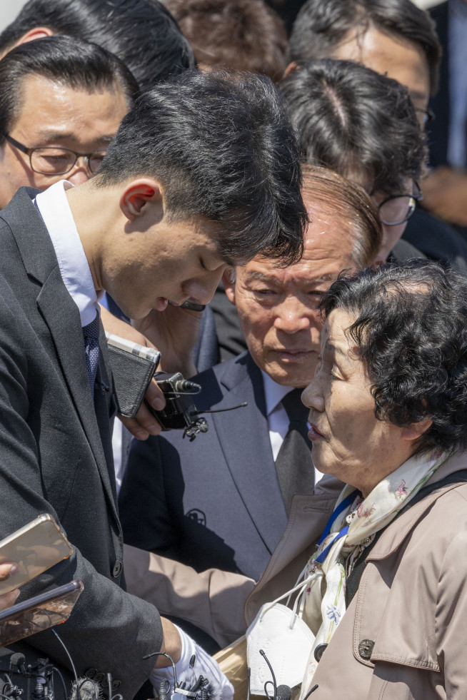 ▲전직 대통령 고(故) 전두환 씨의 손자 전우원 씨가 31일 오전 광주 북구 운정동 국립 5.18 묘지  고 문재학 열사 묘역을 참배한 뒤 모친 김길자 씨에게 사과하고 있다. (연합뉴스)