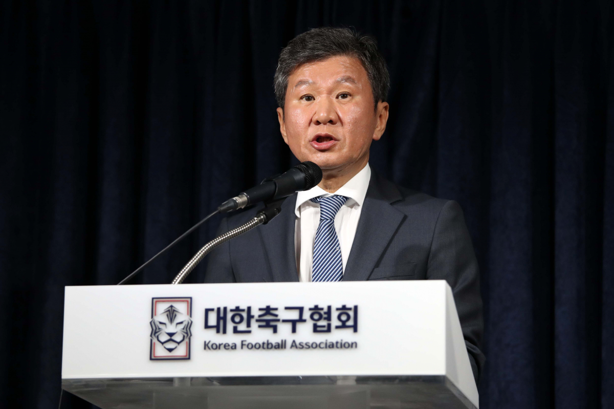 ▲31일 서울 종로구 축구회관에서 열린 비리 축구인 사면 재논의 임시 이사회를 마친 후 입장을 발표하는 정몽규 대한축구협회 회장. (뉴시스)