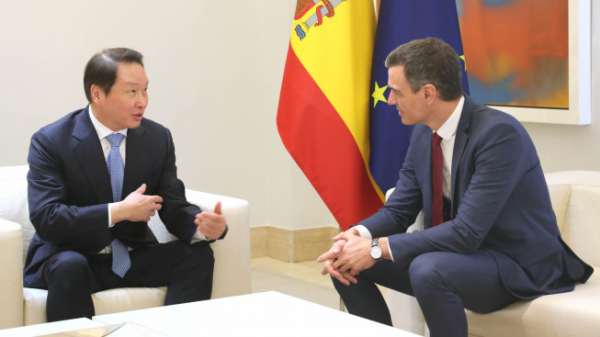 ▲최태원 대한상공회의소 회장(왼쪽)과 페드로 산체스(Pedro Sánchez) 스페인 총리가 환담을 하고 있다. (사진제공=대한상의)