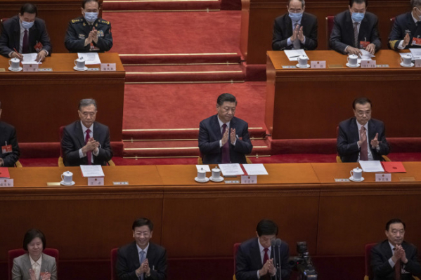 ▲시진핑(가운데) 중국 국가주석 등 지도부가 지난해 3월 11일 베이징 인민대회당에서 열린 전국인민대표대회(전인대) 폐막식에 참석하고 있다. (베이징/AP뉴시스)