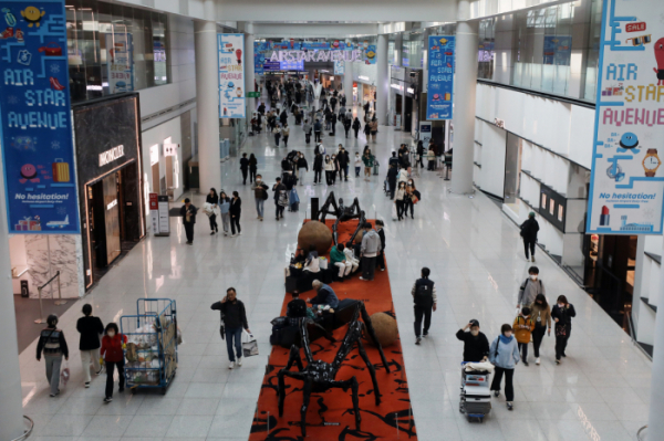 ▲지난 2월 23일 오후 인천국제공항 제1여객터미널 면세점. (뉴시스)