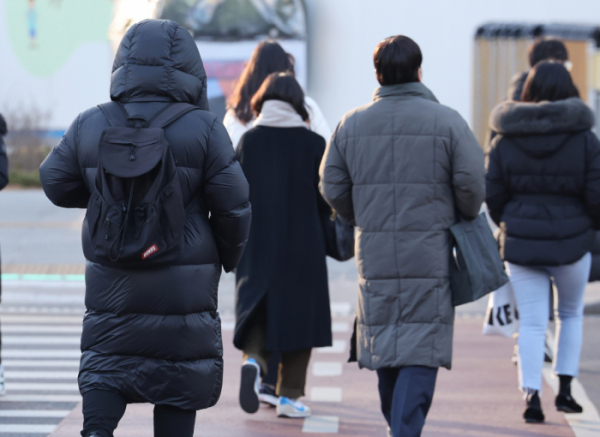 ▲서울 광화문 광장에서 두꺼운 옷을 입은 출근길 시민들이 횡단보도를 건너고 있다. (연합뉴스)