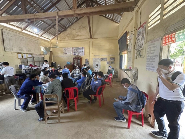 ▲캄보디아의 한 마을에서 보건당국 관리들이 2월 24일 조류인플루엔자 확산을 막기 위한 소독 작업을 하기 전 마을 사람들과 대화를 나누고 있다. AP연합뉴스 
