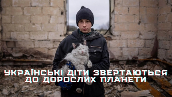 ▲우크라이나 유애니멀스 회원이 구조한 길고양이를 들고 서 있다. 출처 유애니멀스 홈페이지
