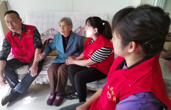 ▲중국 산시성의 타이위안시 자원봉사자들이 독거노인 집을 방문하고 있다. 타이위안/신화뉴시스