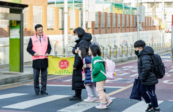 ▲학교 앞에서 교통지도하는 김태우 강서구청장 (사진제공=강서구)