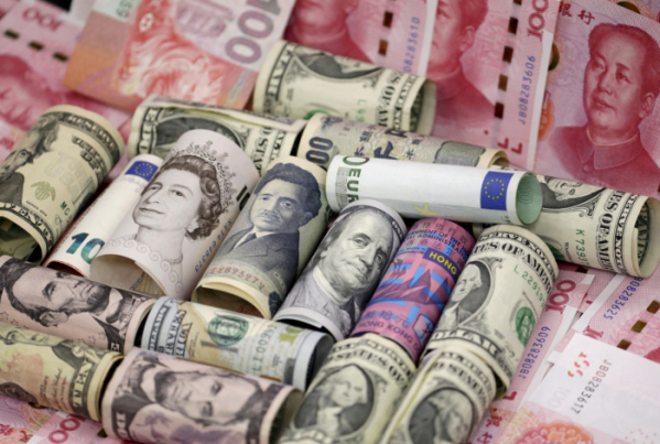 ▲미국 달러와 중국 위안화, 영국 파운드화, 유로화 지폐가 보인다. 로이터연합뉴스