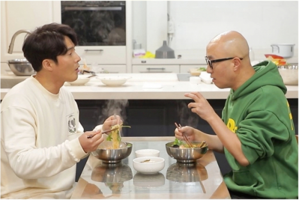 ▲'살림남2' 홍석천 태국식 쌀국수 볶음면, 해장라면 레시피 공개(사진제공=KBS2)
