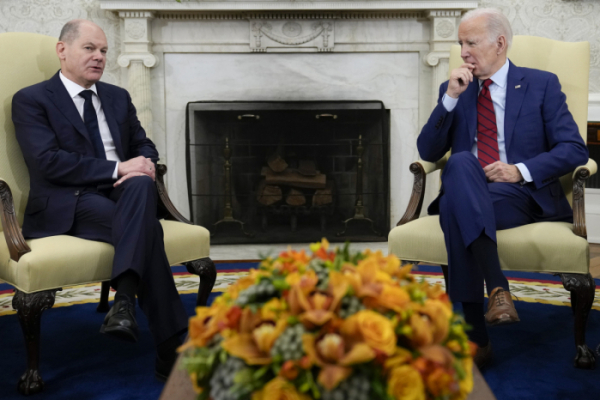 ▲조 바이든(오른쪽) 미국 대통령이 3일(현지시간) 백악관 대통령 집무실에서 올라프 숄츠 독일 총리를 만나고 있다. 워싱턴D.C/AP뉴시스