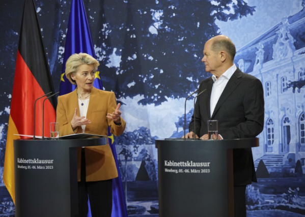 ▲우르줄라 폰데어라이엔 유럽연합(EU) 집행위원장(왼쪽)과 올라프 숄츠 독일 총리가 5일(현지시간) 공동 기자회견을 하고 있다. 그란제(독일)/AP뉴시스