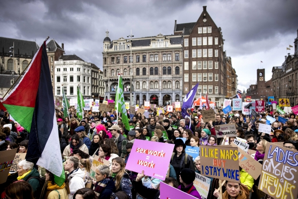 ▲5일(현지시간) 네덜란드 암스테르담에서 열린 페미니스트 행진에 참가자들이 참여하고 있다. 암스테르담/EPA연합뉴스
