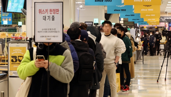 ▲지난달 25일 한정 판매되는 ‘발베니 12년 더블우드’ 위스키 구매를 위해 줄 선 시민들(연합뉴스)
