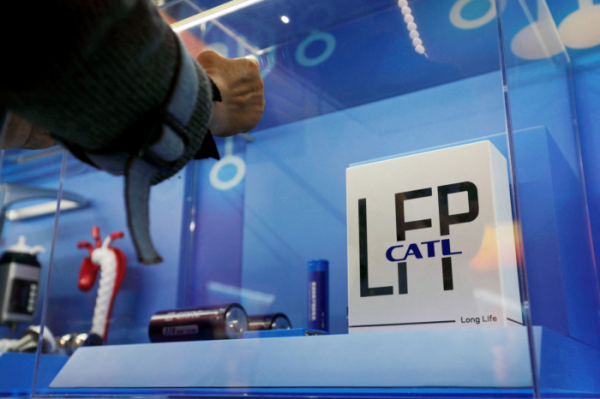 ▲지난해 10월 중국 베이징에서 열린 전시회에서 중국 배터리 업체 CATL의 LFP 배터리가 전시돼 있다. (로이터/연합뉴스)