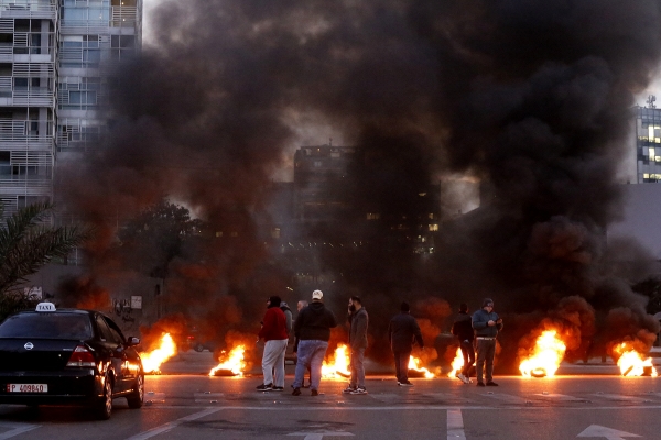 ▲레바논 베이루트에서 2월 16일(현지시간) 경제 대란과 인플레이션에 분노한 시민들이 타이어를 불태우며 격렬한 항의시위를 벌이고 있다. 베이루트/신화뉴시스
