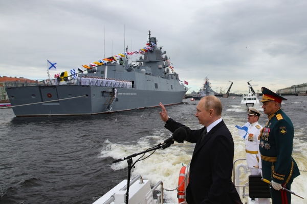 ▲블라디미르 푸틴 대통령이 지난해 7월 핀란드만에서 열린 러시아 해군의 날 주요 해상 퍼레이드에 앞서 군함을 살펴보고 있다. 핀란드만/AP연합뉴스

