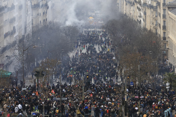 ▲7일(현지시간) 프랑스 파리에서 연금 개혁 반대 시위가 벌어지고 있다. 파리/AP뉴시스