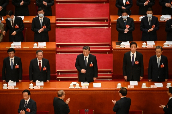 ▲시진핑(가운데) 중국 국가주석이 7일 전국인민대표대회(전인대)에서 박수를 받고 있다. 베이징/AFP연합뉴스
