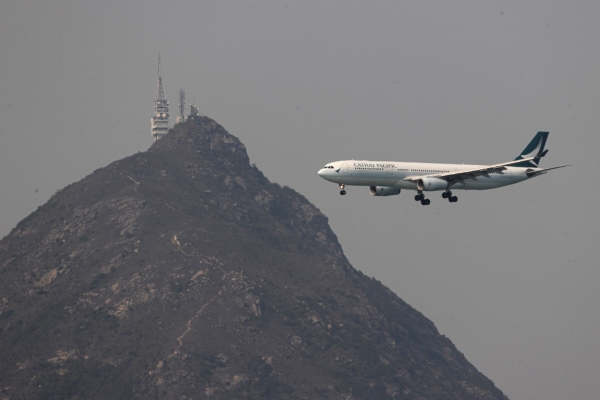 ▲캐세이퍼시픽항공 여객기가 7일(현지시간) 홍콩 국제공항을 향하고 있다. 홍콩/EPA연합뉴스
