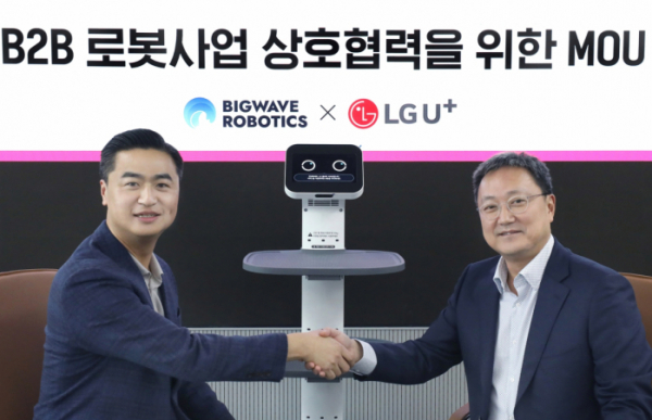 ▲LG유플러스는 국내 1위 로봇자동화 플랫폼 운영사인 '빅웨이브로보틱스'와 업무협약(MOU)을 체결하며 로봇 사업을 강화한다고 9일 밝혔다. (사진제공=LG유플러스)