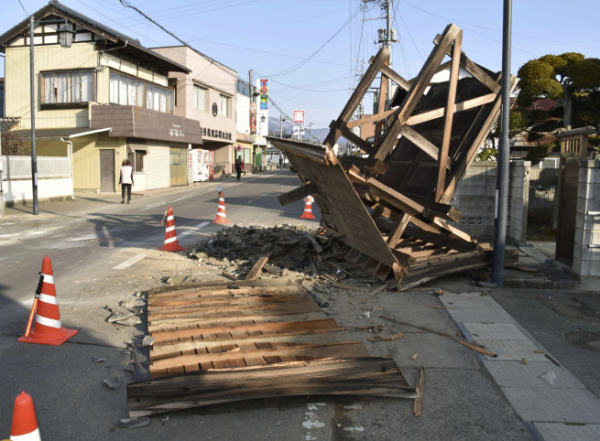 ▲2021년 2월 14일 일본 후쿠시마 북부 한 도시에 지진으로 무너진 건물이 보이고 있다. 후쿠시마(일본)/AP뉴시스