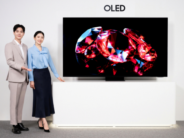 ▲삼성전자 모델이 올해 국내 시장에 첫 선을 보이는 삼성 OLED를 소개하고 있는 모습.  (사진제공=삼성전자)