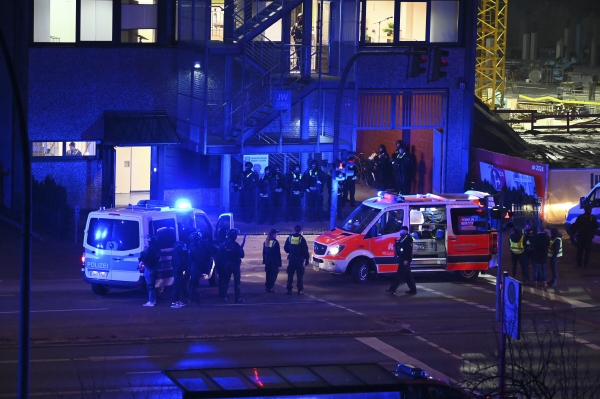 ▲9일(현지시간) 총격 사건이 벌어진 독일 함부르크 종교시설에서 경찰이 사건을 조사하고 있다. 함부르크/AP연합뉴스
