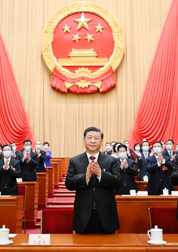 ▲시진핑 중국 국가주석이 10일(현지시간) 수도 베이징 인민대회당에서 열린 전국인민대표대회(전인대)에서 만장일치로 국가주석에 선출된 후 기립박수를 받고 있다. 베이징/신화연합뉴스
