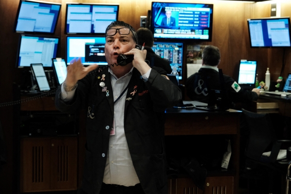 ▲뉴욕증권거래소(NYSE)에서 10일 트레이더가 전화를 걸고 있다. 뉴욕(미국)/AFP연합뉴스
