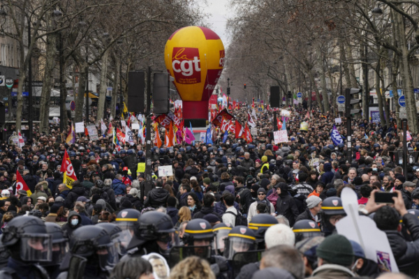 ▲11일(현지시간) 프랑스 파리에서 시위가 열리고 있다. 파리/AP뉴시스