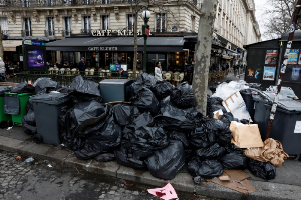 ▲10일(현지시간) 프랑스 파리 거리에 수거되지 못한 쓰레기가 쌓여있다. 파리/로이터연합뉴스 