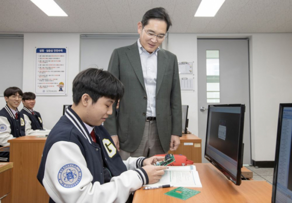 ▲이재용 삼성전자 회장이 지난 7일 경북 구미에 있는 구미전자공업고등학교를 방문해 전자기기용 인쇄회로기판(PCB) 설계 수업을 참관하고 있다. (사진제공=삼성전자)