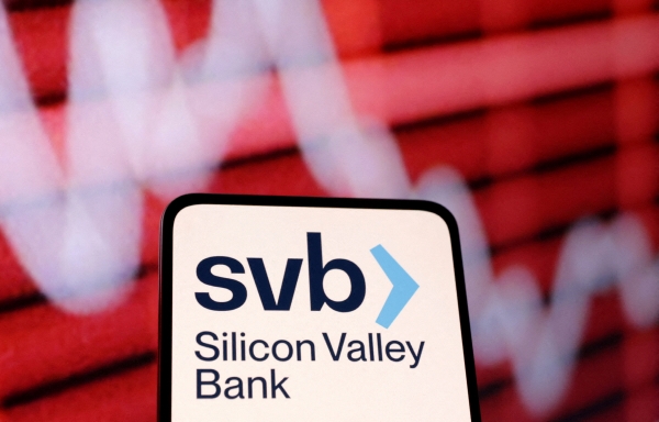 ▲실리콘밸리은행(SVB) 로고와 주가 그래프가 보인다. 로이터연합뉴스
