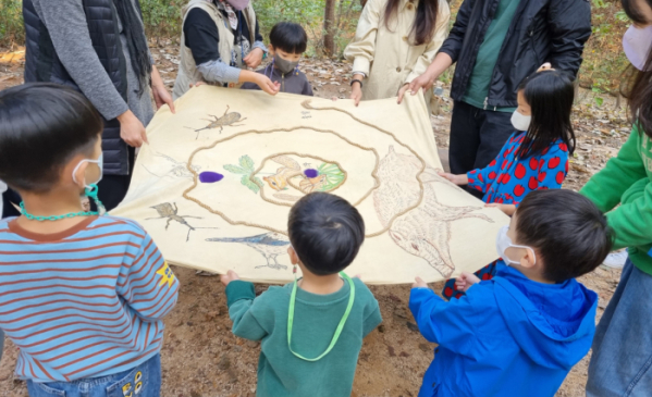 ▲북부공원여가센터에서 아이들이 자연 생태계에 대해 생각을 나누고 있다.  (사진제공=서울시)