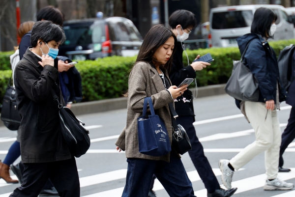 ▲일본 도쿄에서 지난달 13일 시민들이 횡단보도를 건너고 있다. 도쿄/로이터연합뉴스
