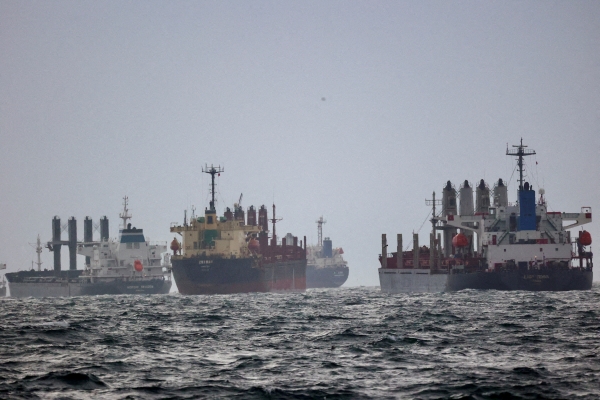 ▲튀르키에 이스탄불 정박지에서 유엔과 튀르키에의 중개를 받은 흑해곡물협정에 따라 선박들이 검열을 기다리고 있다. 이스탄불/로이터연합뉴스

