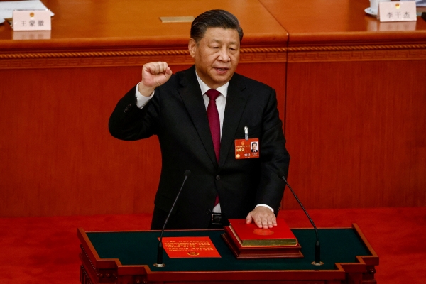 ▲시진핑 중국 국가주석이 10일 베이징 인민대회당에서 선서하고 있다. 베이징/로이터연합뉴스
