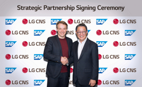 ▲10일 LG CNS 현신균 대표(오른쪽부터)와 SAP 크리스찬 클라인(Christian Klein) CEO가 전략적 파트너십 양해각서 체결 후 기념촬영을 하고 있다.  (사진제공=LG CNS)