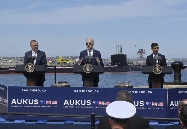 ▲왼쪽부터 앤서니 앨버니지 호주 총리와 조 바이든 미국 대통령, 리시 수낵 영국 총리가 13일(현지시간) 미국 캘리포니아주 샌디에이고의 포인트 로마 해군기자에서 오커스 정상회담을 하고 나서 기자회견을 열고 있다. 이날 세 정상은 호주 핵추진 잠수함 개발과 배치 계획을 공식 발표했다. 샌디에이고(미국)/UPI연합뉴스
