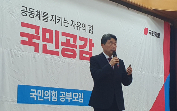 ▲15일 이주호 부총리 겸 교육부 장관이 친윤계 공부모임 '국민공감' 의원들 대상으로 국회 의원회관에서  '윤석열 정부 교육개혁의 방향'을 주제로 강연을 하고 있다. (손현경 기자)